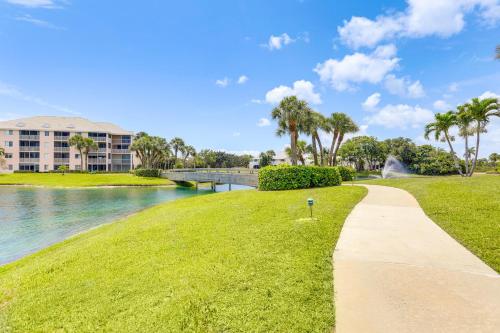 2 Mi to Jupiter Beach Condo with Lake Views in 朱庇特