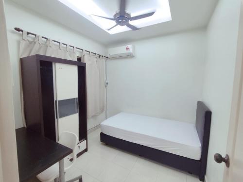 Single Room with Shared Bathroom image 5