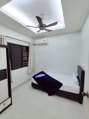 Single Room with Shared Bathroom image 4