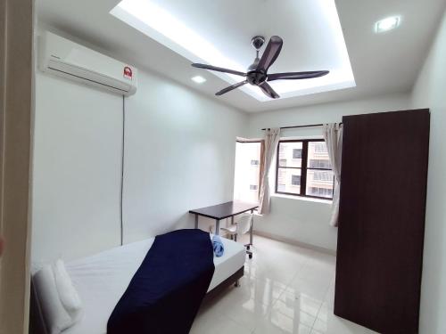 Queen Room with Shared Bathroom image 5