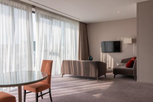 Clayton Whites Hotel - image 7