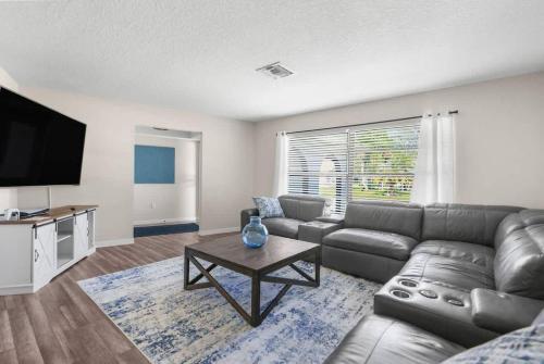 Hudson retreat, 3 Bedroom Pool Home! in Hudson, USA