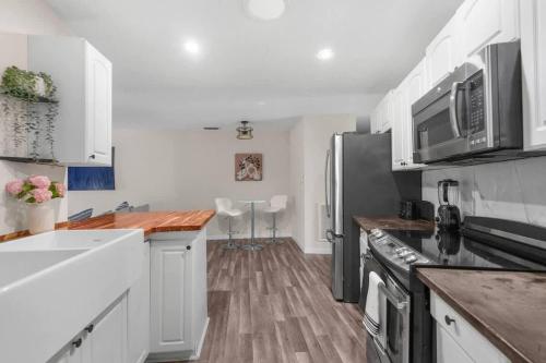 Hudson retreat, 3 Bedroom Pool Home! in Hudson, USA