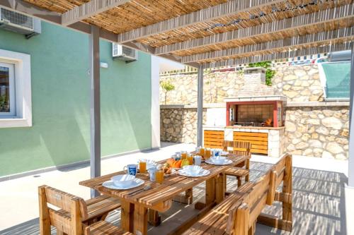 Oprema, Villa Prasino by Villa Plus in Elios Proni
