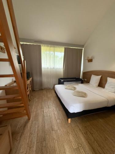 1 queen bed, 1 double bed