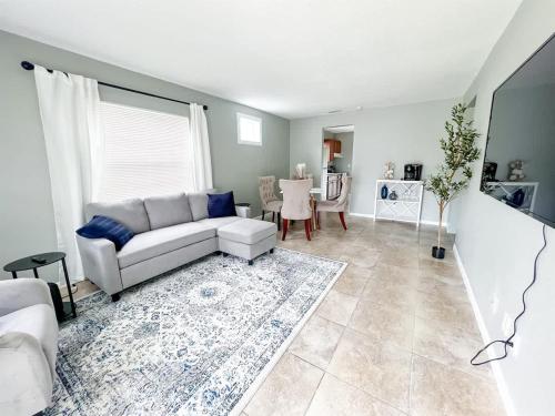 Cozy 2 Bedroom home, Dade City! in Dade City, USA