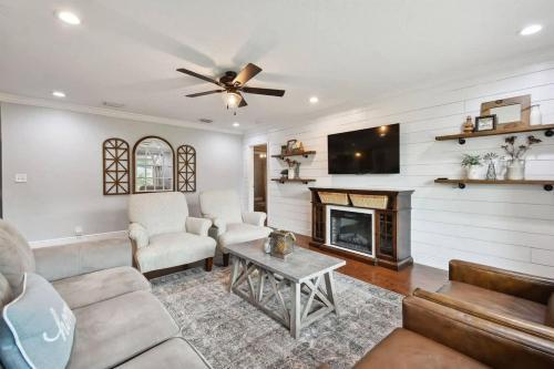 Spacious 4 Bedroom Entire Home, Tampa, Fire Pit in Lutz, USA