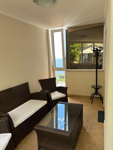 One-Bedroom Apartment image 8