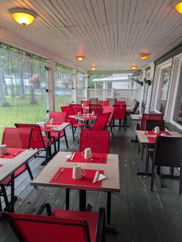 Auberge Les Blancs Moutons in Ile D`orleans (QC)