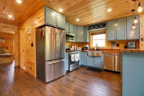 Londonderry Chalet with Deck, Fire Pit and Views! in Londonderry, USA
