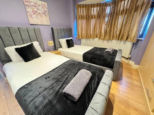Large 6 bed with 9 separate beds 3 baths 4 toilets, Londra