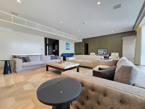 Venduras- 4BR Luxe Duplex Penthouse At Palm Private Pool, Dubai (foto 8)