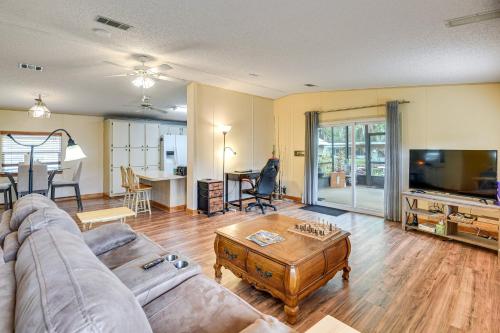 Boat Dock and Waterfront Deck Home in Satsuma! in East Palatka (FL)