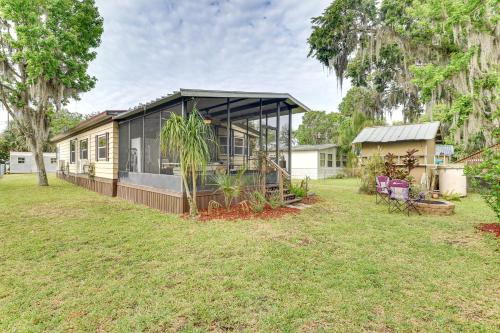 Boat Dock and Waterfront Deck Home in Satsuma! in East Palatka (FL)