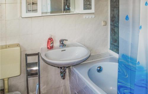 Vannas istaba, Cozy Home In Mirow Ot Qualzow With Wifi in Roggentin (Mecklenburgische Seenplatte)