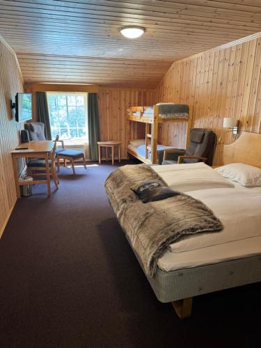 1 double bed, 2 twin beds