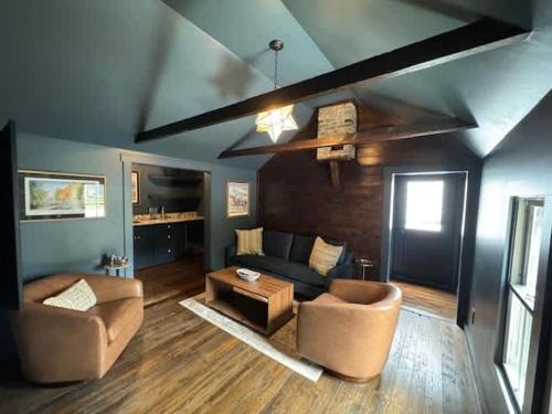 Charming Newly Renovated House Next Door to Track - main image