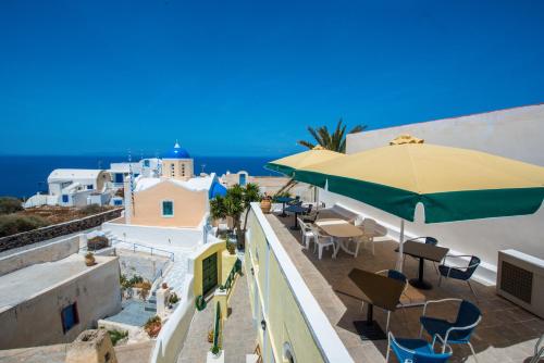 Christos Apartments Oia 2