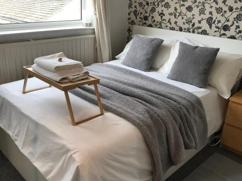 fAiRy DeLL Flatlet with 4 bedrooms in Wyke