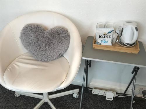 fAiRy DeLL Flatlet with 4 bedrooms in Wyke