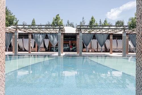 Charos Family Resort in Yusufkhona