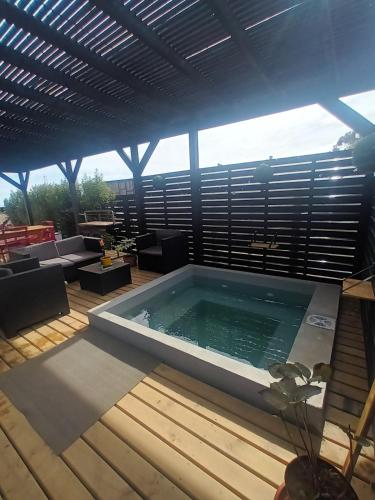 Karstais baseins, SirenaHouse, Casa a metros del Mar in Chovellén