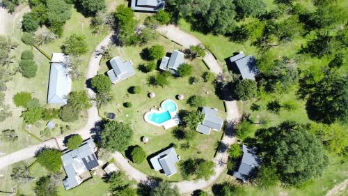 cabaña rodeada de bosque