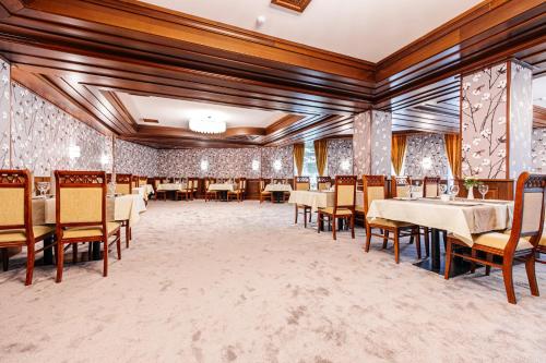 Restaurant, Charos Family Resort in Yusufkhona