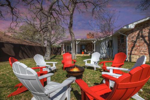 Candlelight Cove - Fire Pit & Close to Main