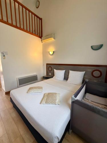 1 queen bed, 1 double bed