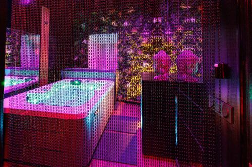 Karstais baseins, Nuit Sauvage - Love Room pour Fantasmes Réalisés (Nuit Sauvage - Love Room pour Fantasmes Realises) in Thiers-sur-Theve (Picardie)