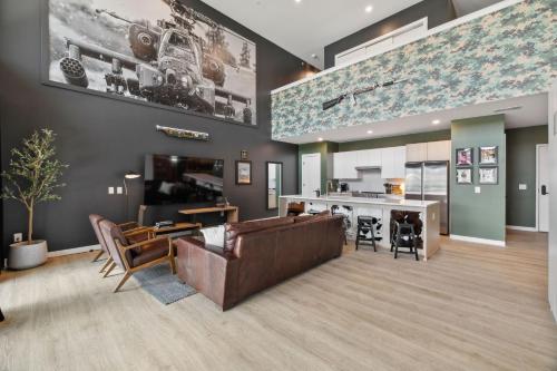 Walk to Broadway, Pool, Gym, Parking at Cowboys & Playboys in Downtown Nashville