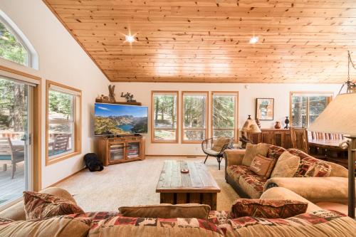 Jackpine Lodge at Tahoe Donner by Tahoe Getaways - Private Hot Tub w Foosball and HOA – khách sạn tại Prosser Lake Heights