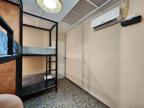 Standard Double Room with Shared Bathroom image 4