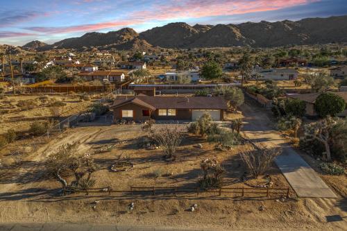 The Latham Abode - Spa - Fire-pit - Game Room - NEW, Joshua Tree
