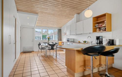 cuina, Gorgeous Home In Gjern With Sauna in Gjern