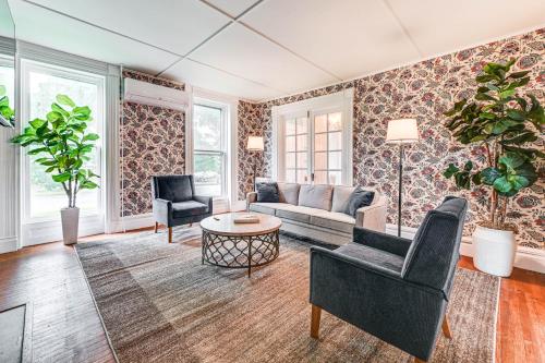 Near Lake and Wineries Spacious Union Springs Home! in Aurora