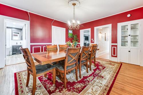 Near Lake and Wineries Spacious Union Springs Home! in Aurora