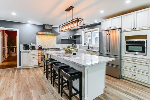 Near Lake and Wineries Spacious Union Springs Home! in Aurora