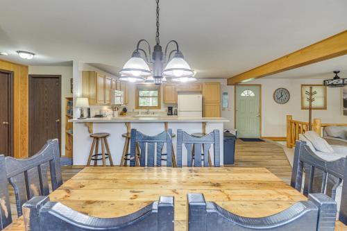 Scenic Forest Lodge Outside Glacier National Park! in 西冰河(蒙大拿州）