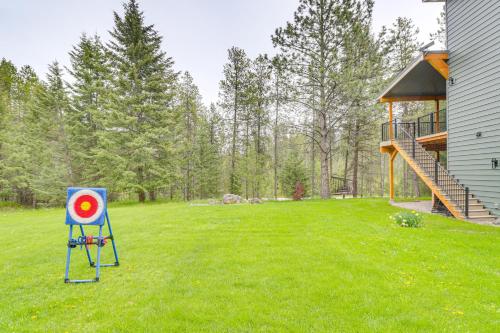 Scenic Forest Lodge Outside Glacier National Park! in 西冰河(蒙大拿州）