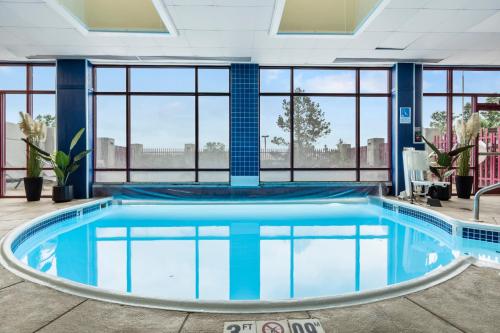 สระว่ายน้ำ, Thousand Hills Resort Hotel in แบรนสัน (MO)