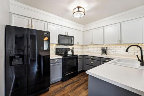 Parkside Retreat - 2 Suites, Office, Garage in Oakridge