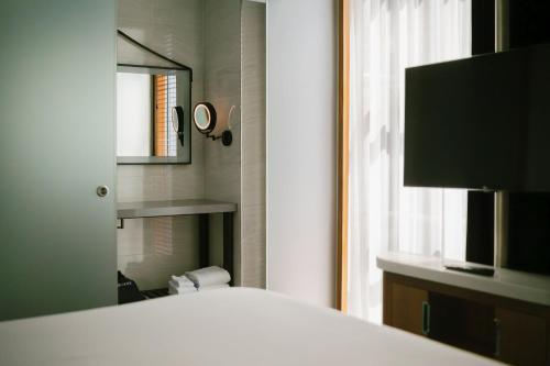 King Suite - Non-Smoking image 10