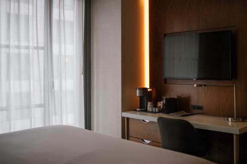 Standard King Room image 10