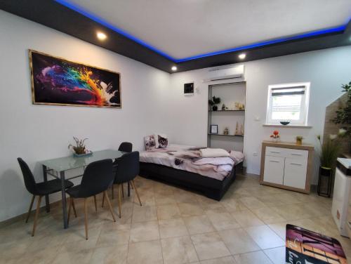 Family-friendly apartments with swimming pool Sveti Martin, Central Istria - Sredisnja Istra - 23295 in มาร์ตินสกี