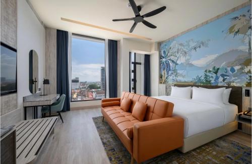Cecil , King Bed, City / Bridge View image 3