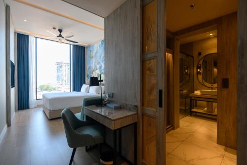 Noordin ,King Bed w Lanai , City/ Bridge image 6