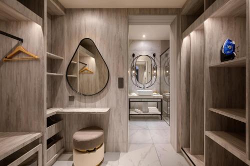 room detail thumbnail 2