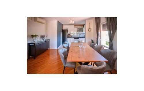 廚房, Gorgeous Home In Metkovic in 麥特高域克
